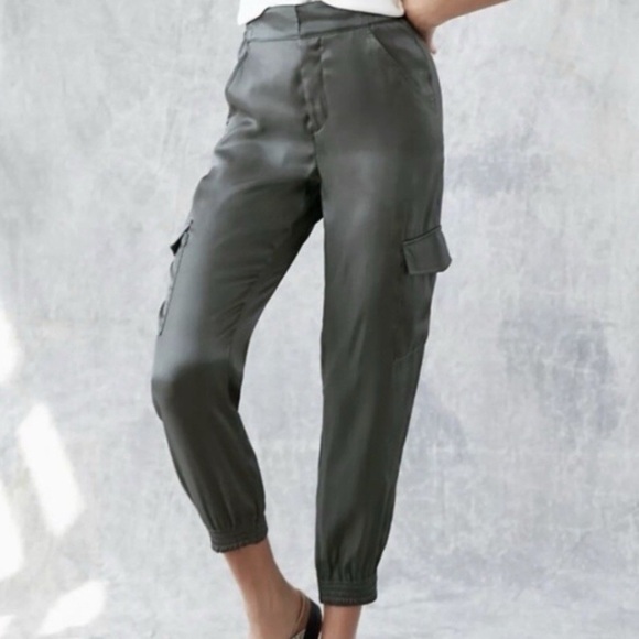 ANTHROPOLOGIE OLIVE GREEN SILKY SHIMMER CARGO POCKET JOGGER PANTS WOMENS SZ XS - Picture 1 of 6